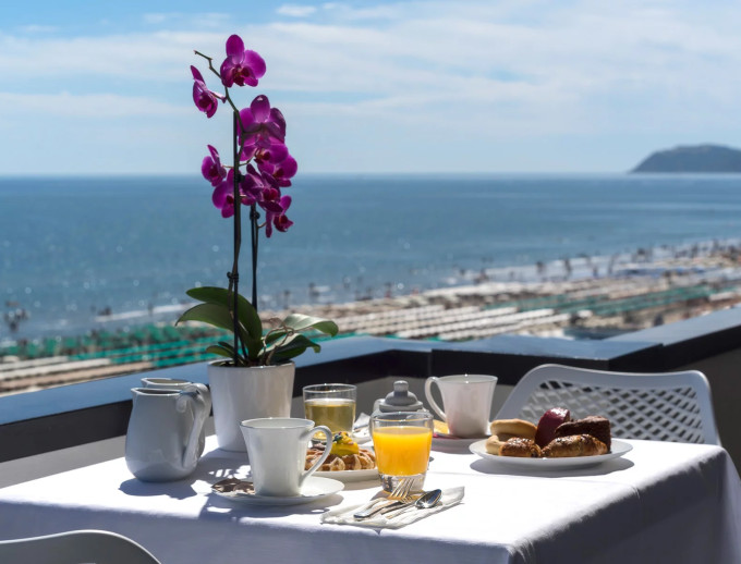 media.Slide-Colazionecamera_01Hotel-Nautico-Riccione