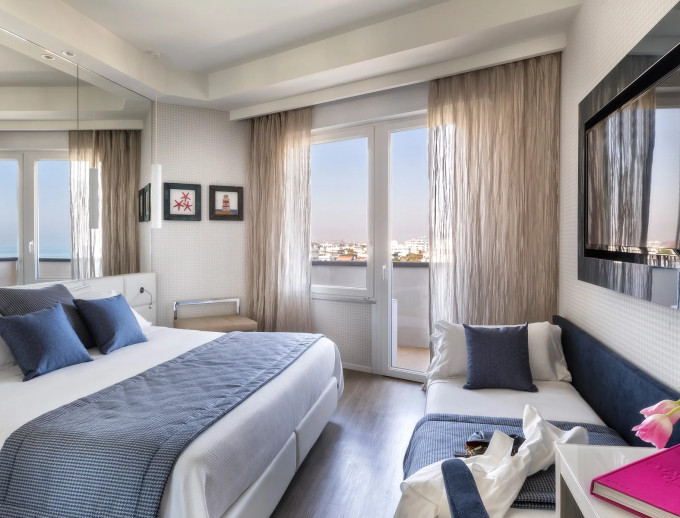 media.Slide-CameraSuperiorvistaMare-3ospiti_2Hotel-Nautico-Riccione